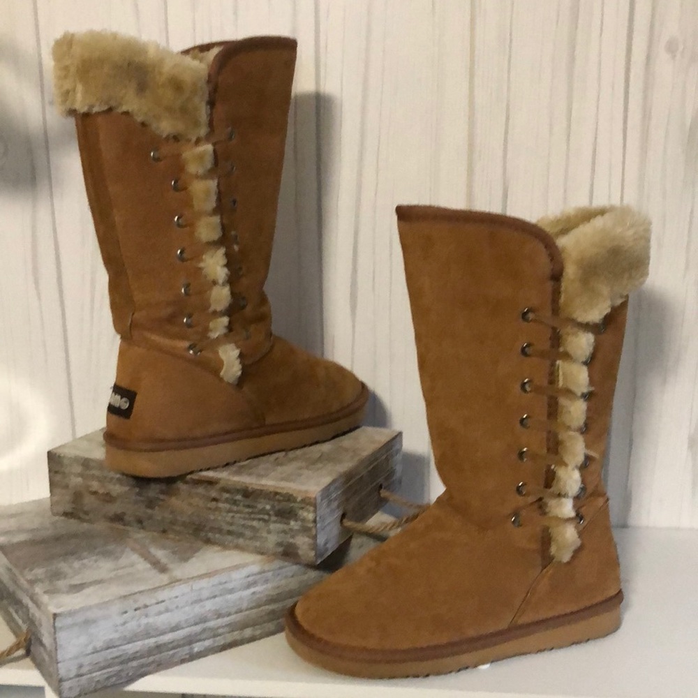 Woman’s size 7 lamo boots
